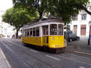 Lisbona - il quartire dellAlfama a bordo del tram numero 28